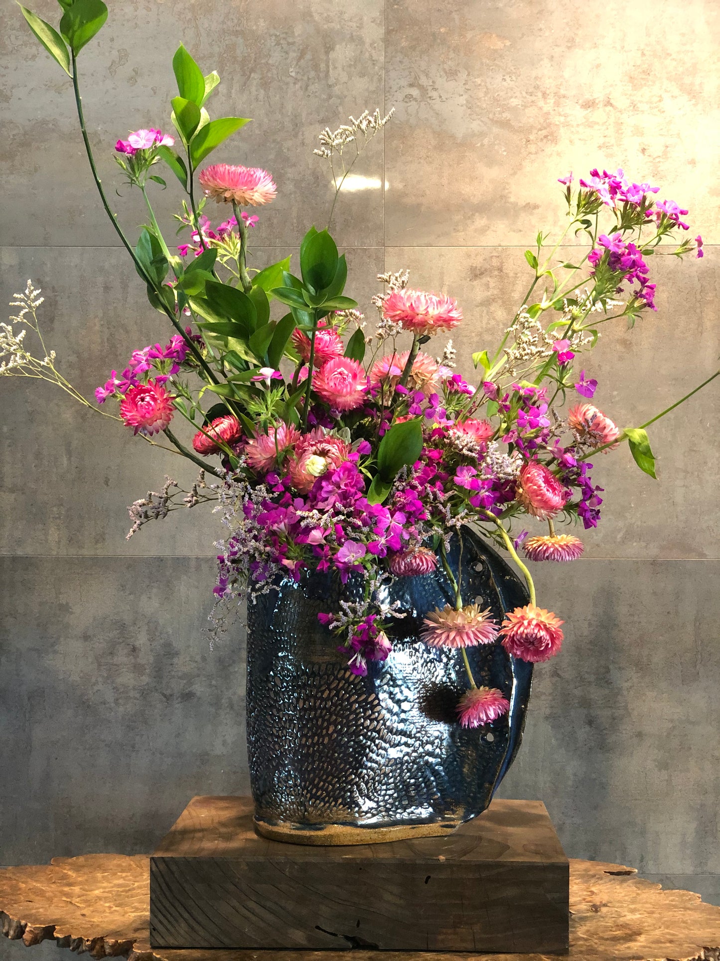 Midnight Bloom – Sculptural Ceramic Vase